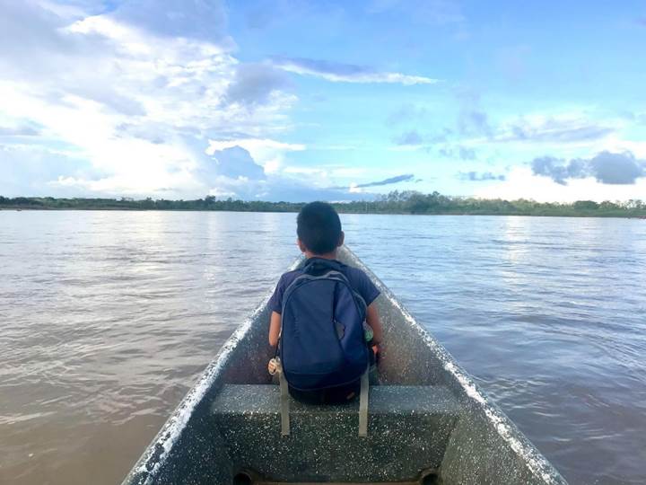 Un hombre parado en un cuerpo de agua

Descripción generada automáticamente