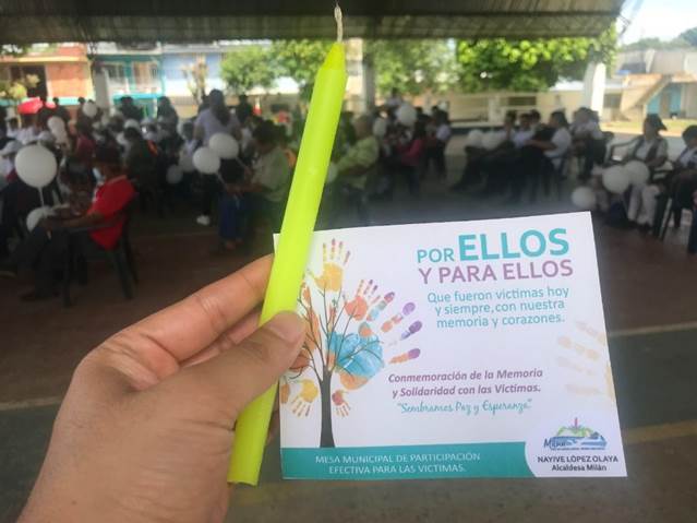 Imagen que contiene sostener, joven, niño, alimentos

Descripción generada automáticamente