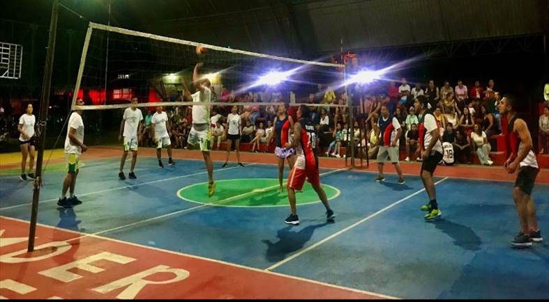 Un grupo de personas en una cancha

Descripción generada automáticamente